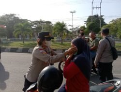 Peduli Dampak Erupsi Gunung Lewotobi, Polsek Alok Bagikan Masker kepada Warga di Sikka