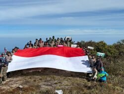 Tim Ekspedisi Hari Bhayangkara Bentangkan Bendera Merah Putih di Puncak Gunung Leuser