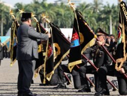 Presiden Hadiahi Penghargaan Nugraha Sakanti Kepada Divisi Humas Polri dan Enam Satker Lainnya