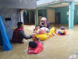Banjir di Kebon Pala Jakarta Timur, Polisi Bantu Warga Mengungsi