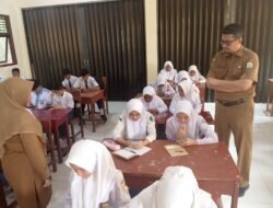 Kadisdik Aceh Tinjau Pelaksanaan MPLS dan Pretest di SMA Negeri 1 Peukan Bada