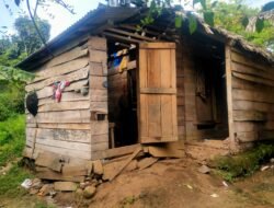 WARGA miskin Di SEULIMEUM Bertahan Di RUMAH YANG Hampir ROBOH Bersama Lima ANAK