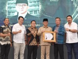 Menteri Desa Yandri Susanto Terima Penghargaan Pena Emas 2025 dari Forum Pimred