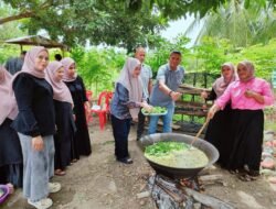 Sambut HUT RI ke-80, Polsek Simpang Tiga Gelar Masak Kuah Pliek U Bersama Ibu Keuchik
