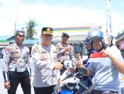Polres Aceh Utara Bagikan Bendera Merah Putih Kepada Pengguna Jalan, Semarakkan HUT ke-80 RI