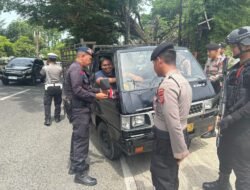 Tim Patroli KRYD Polda Aceh Pasang Bendera Merah Putih pada Kendaraan Warga