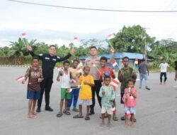 Memperingati HUT RI ke-80, Satgas Ops Damai Cartenz Ajak Anak-anak Iwaka Kenali Arti Kemerdekaan