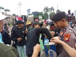 Aksi Simpatik, Polisi Bagikan Air Mineral dan Roti kepada Buruh di Depan DPR/MPR