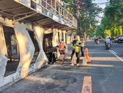 Ojol & Warga Kompak Bersihkan Pos Polisi yang Dibakar Massa di Surabaya