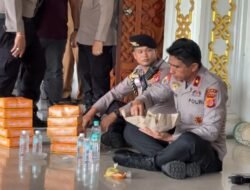 Kapolda Aceh Turun Langsung ke Lokasi Demo: Semangati Personel hingga Makan Bersama