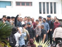 Hadir di Tengah Massa, Kapolda Aceh Tegas Ingatkan Pendemo Agar Tidak Anarkis