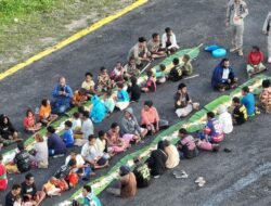 Satgas Ops Damai Cartenz Gelar Makan Bersama Warga di Kiwirok Hadirkan Senyum dan Kebahagiaan