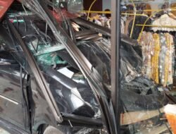 Avanza Seruduk Toko Butik di Lhoksukon