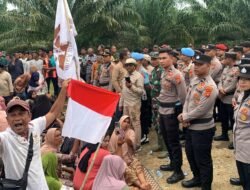 Polres Aceh Utara Kerahkan Ratusan Personel Amankan Aksi Blokade Jalan Warga di Cot Girek