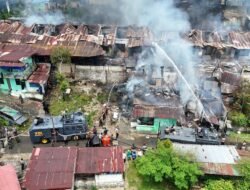 Personel Polri dan TNI Bahu Membahu Padamkan Api di Kompleks Kodam Lama Jayapura