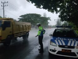 Satlantas Polres Aceh Jaya Imbau Pengguna Jalan Waspadai Hujan Lebat dan Genangan Air