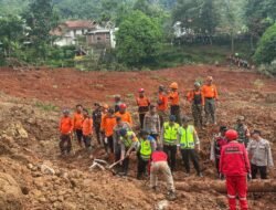 Polri Kerahkan 155 Personel, 4 Anjing Pelacak, dan Perkuat Operasi SAR Longsor Cibeunying 21 Warga Tertimbun