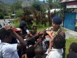 Dekatkan Diri dengan Masyarakat, Satgas Ops Damai Cartenz Adakan Edukasi dan Hiburan untuk Anak-Anak di Puncak Jaya