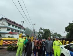 POLRI KERAHKAN PERSONEL MEMBANTU WARGA TERDAMPAK BENCANA DI SUMATERA UTARA