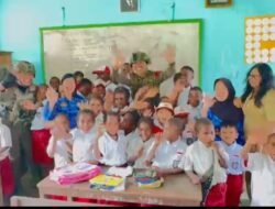 Satgas Ops Damai Cartenz Berbagi Buku Bacaan kepada Anak-Anak Sekolah di Intan Jaya