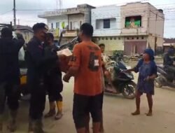 Polisi Bagikan Makanan untuk Korban Banjir, Redam Kepanikan dan Pastikan Distribusi Bantuan Tetap Lancar