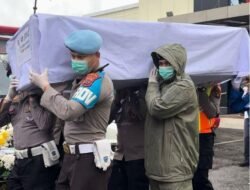 Penuh Duka dan Penghormatan, Polda Sumbar Antar 24 Korban Bencana ke Peristirahatan Terakhir