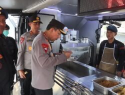 Kapolri Cicipi Makanan di Dapur Umum, Pastikan Makanan untuk Pengungsi Bergizi