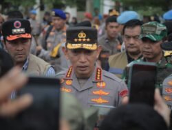 Kapolri dan ketua umum Bhayangkari tinjau posko pengungsi, Salurkan bantuan kamanusiaan.