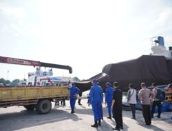 Kapal MV Egon Pengangkut Logistik Penanganan Bencana dari Mabes Polri Tiba di Krueng Geukueh