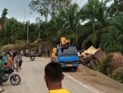 Dum Truk Pembawa 28 Warga Terguling di Pante Bidari, 8 Orang Luka Parah