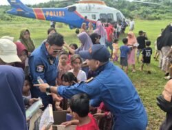 Pilot dan Kru Helikopter Salurkan Amanah Al-Qur’an untuk Anak-Anak Terdampak Banjir di Aceh Tamiang