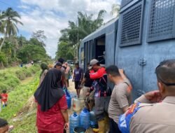 Sat Samapta Polres Aceh Utara Salurkan Air Bersih ke Sejumlah Gampong Terdampak Banjir