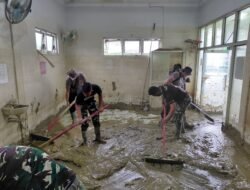 Sinergitas TNI–Polri Bersihkan Puskesmas Kuala Simpang Pasca Banjir