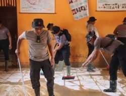 Personel BKO Brimob Tuntaskan Pembersihan Sekolah Terdampak Banjir di SDN 2 Baktiya
