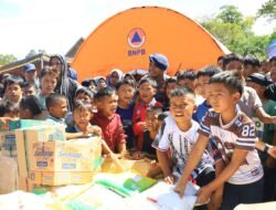 Kapolda Aceh Serahkan Bantuan Kemanusiaan kepada Pengungsi Banjir dan Longsor di Bener Meriah