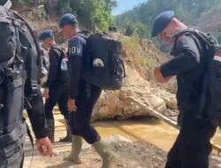 Brimob Polda Aceh Terobos Daerah Terisolir di Bener Meriah, Salurkan Bantuan dan Layanan Kesehatan