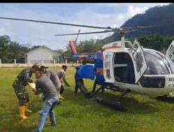 Helikopter Polri Angkut Bantuan Beras 60 sak ke Simpang Jernih Aceh Timur*