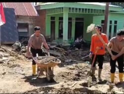 Polres Gayo Lues dan Brimob Polda Aceh Bersihkan Lumpur dan Material Kayu Pascabanjir Bandang