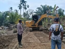 Ekskavator Bantuan Polri Lanjutkan Pembersihan dan Pembukaan Akses Jalan di Gampong Meunasah Blang
