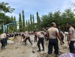 BKO Sat Brimob Polda Banten Bersama Polsek Tanah Jambo Aye Laksanakan Bakti Sosial Pembersihan Sekolah Pasca Banjir