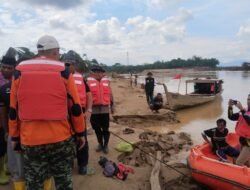 Forkopimda Aceh Tamiang Serahkan Speed Boat Karet BNPB dan Sembako untuk Warga Lubuk Sidup