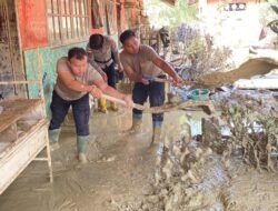 Personel Ditsamapta Polda Aceh Bersihkan Sisa Material Banjir di SD Negeri 2 Rantau Aceh Tamiang
