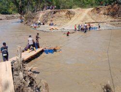 Polri Bersama TNI dan Masyarakat Bangun Jembatan Darurat di Sungai Kala Ili Aceh Tengah