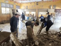 Polri Bersama Guru Kebut Pembersihan SD Negeri 2 Rantau Aceh Tamiang