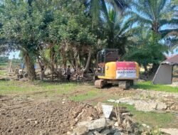 Ekskavator Bantuan Polri Lanjutkan Penimbunan Jalan dan Pemulihan Mako Polsek Langkahan*