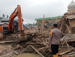 Ekskavator Bantuan Polri Lanjutkan Pembersihan Bahu Jalan dan Pemulihan Fasilitas Pascabanjir di Langkahan