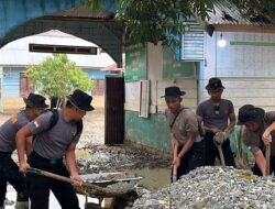 Pembersihan Pascabanjir Berlanjut, Personel Brimob Fokus Buku Sekolah dan Bilik Santri