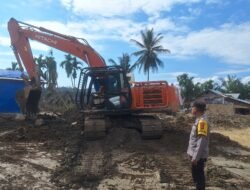 Langkahan Terus Dibebaskan dari Material Pasca Banjir, Beko Polri Bekerja Kontinu