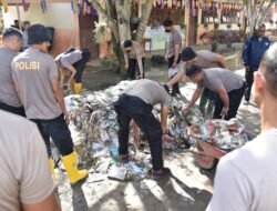 Puluhan Personel Polres Bireuen Bersihkan Sampah dan Lumpur di SD Negeri 2 Kuta Blang Pasca Banjir*