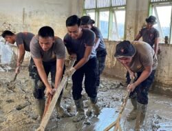 Polres Aceh Utara dan BKO Brimob Polda Banten Bersihkan Yayasan Pendidikan Terpadu Al Azhar Pascabanjir